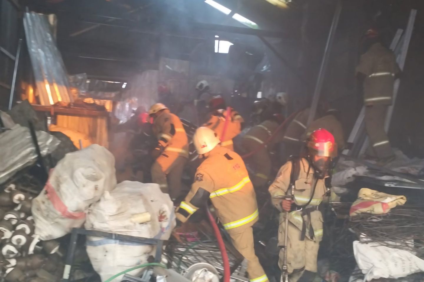 Gudang Rongsokan di Tempurejo Surabaya Terbakar, Api Utama Padam 34 Menit