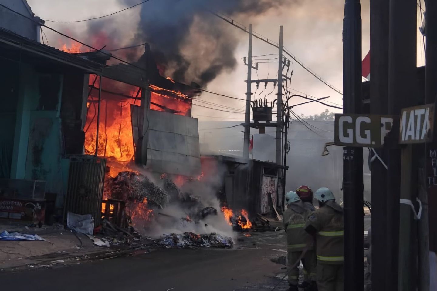 Diduga Dipicu Puntung Rokok, Gudang Kertas Bekas di Kedung Cowek Surabaya Terbakar