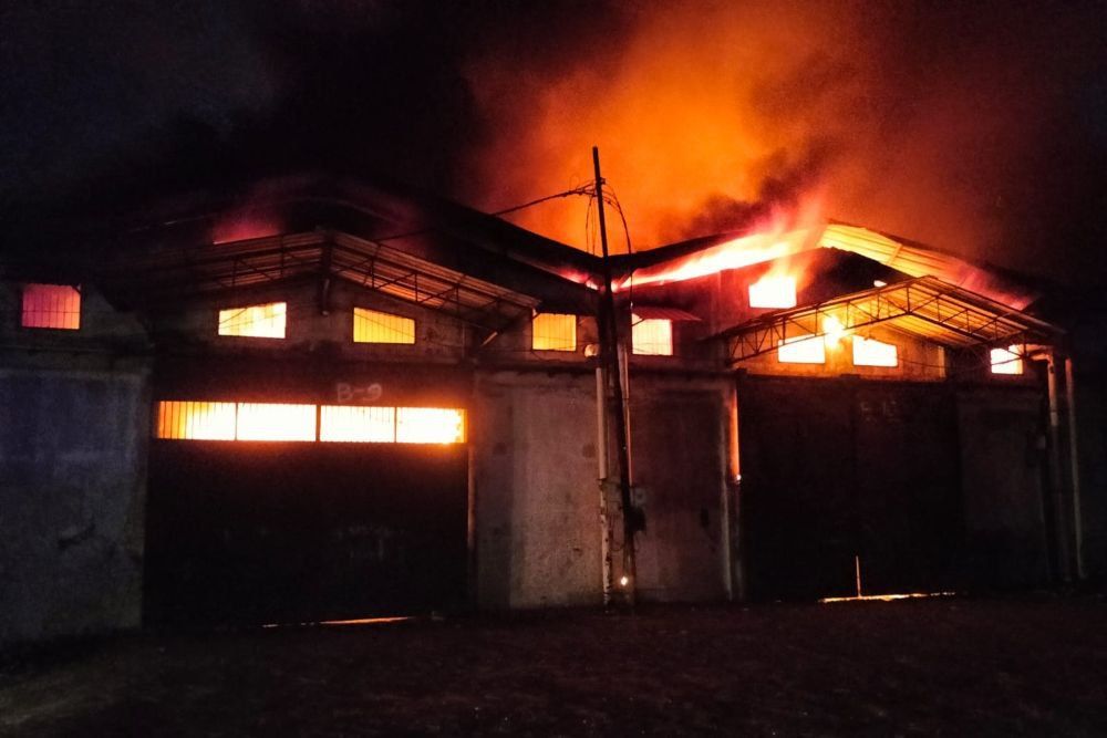 Dua Gudang Mebel di Benowo Surabaya Terbakar