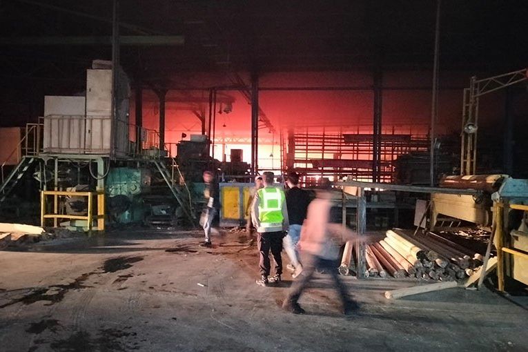 Pabrik Pengolahan Kayu di Lamongan Terbakar, 4 Karyawan Dilarikan Ke Rumah Sakit