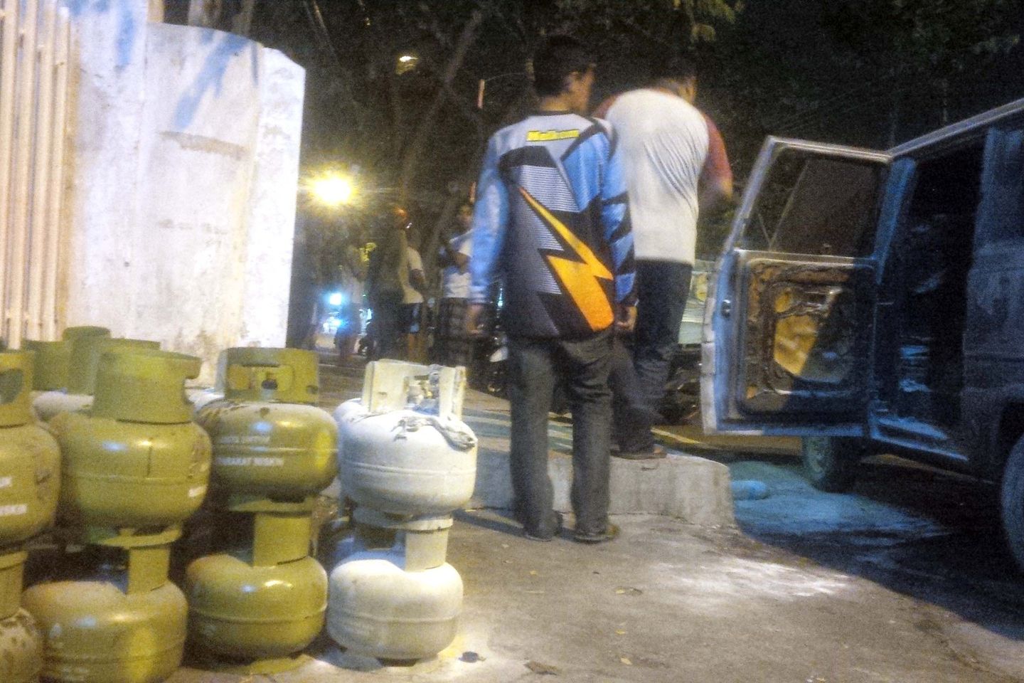 Aksi Satpam SPBU Karangente Padamkan Mobil Terbakar Sendirian