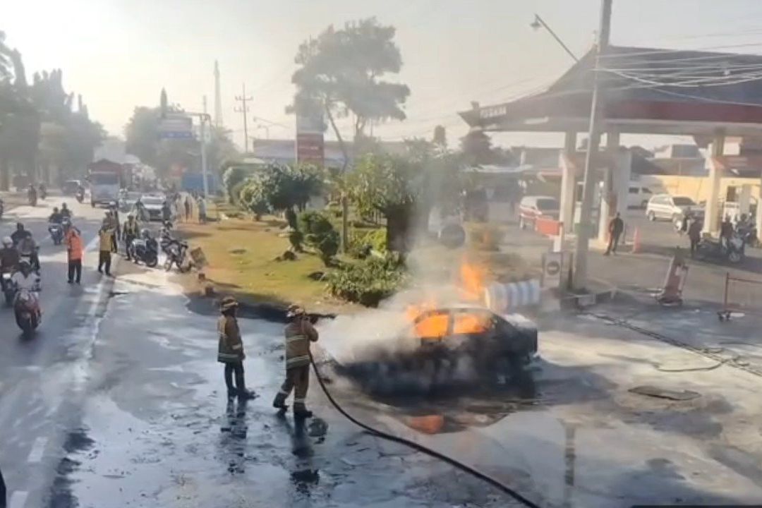 Sedan Baleno Terbakar di SPBU Kraksaan Probolinggo, Sopir Terluka