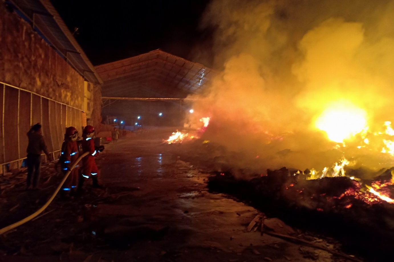 Pabrik Pengolahan Kayu Probolinggo Dilalap Api
