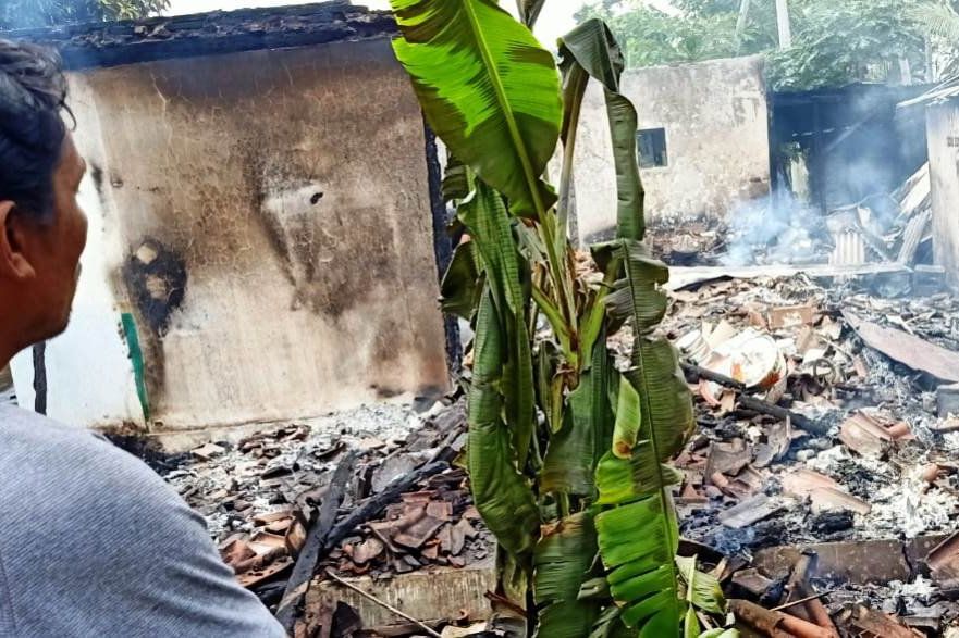 Rumah Terbakar, Penghuni Sedang Tidur Nyaris Terpanggang Api