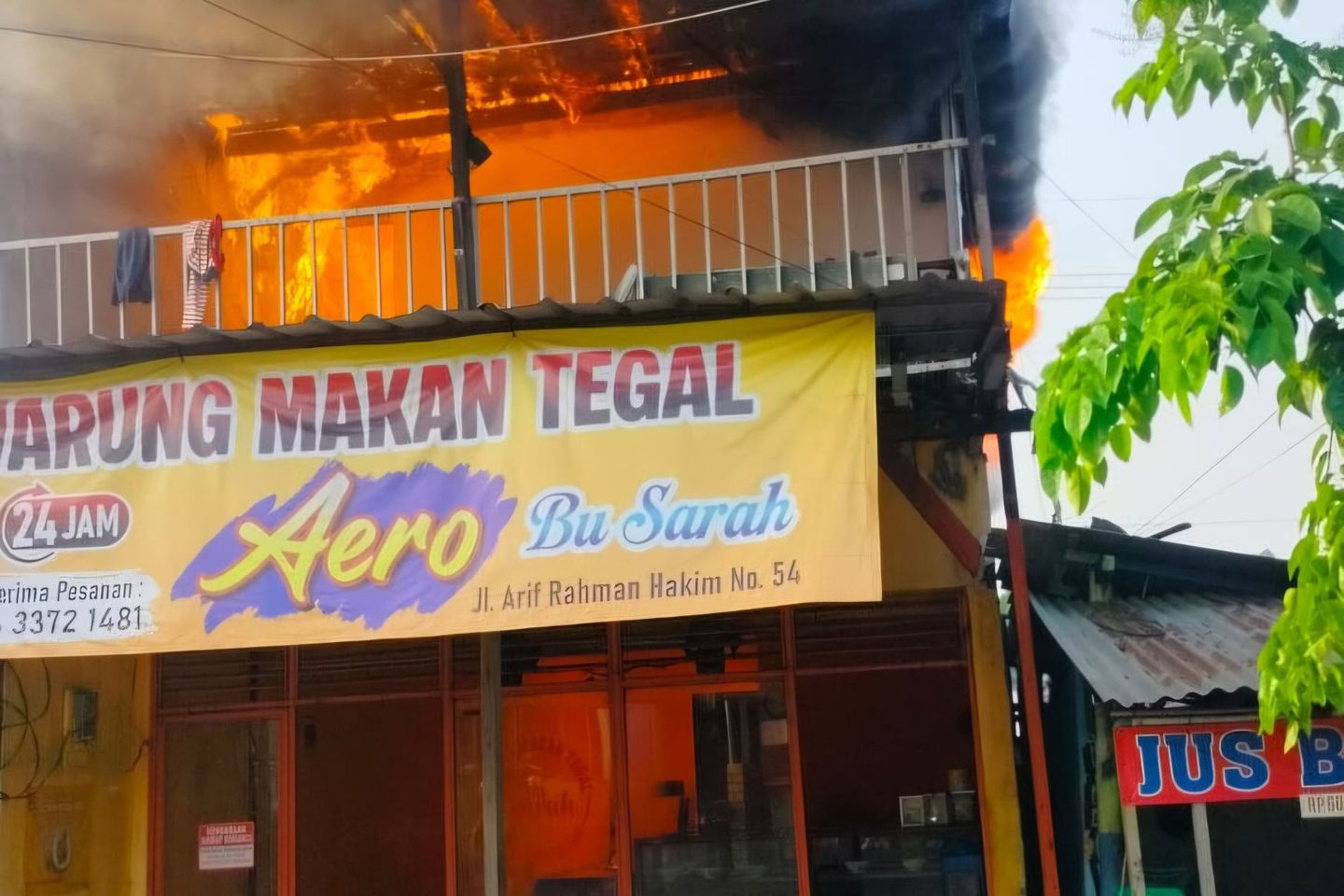 Warteg Dua Lantai di Jalan Arif Rahman Hakim Surabaya Terbakar, Diduga Akibat Korsleting Listrik