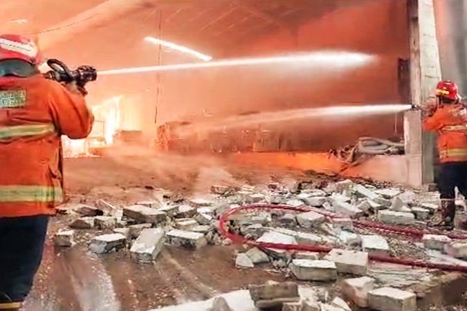 Pergudangan Kayu Basah Milik PT Bina Mega Indowood Gresik Terbakar