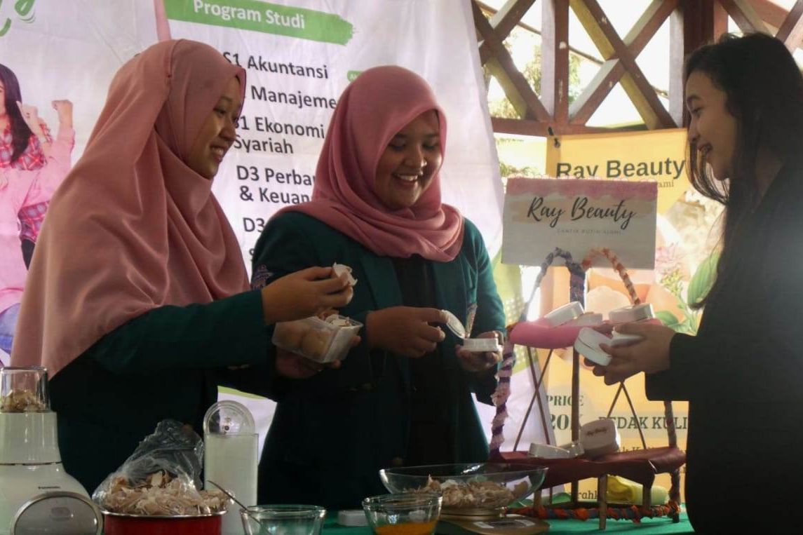 Mahasiswa STIE Perbanas Manfaatkan Kulit Telur Jadi Bedak Tabur