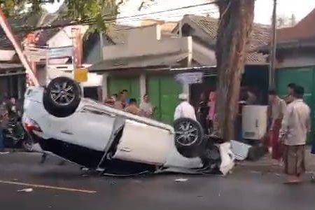 Hendak ke Banyuwangi, Mobil Rombongan asal Solo Terbalik di Mojokerto