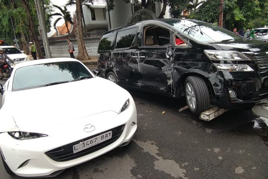 Kecelakaan Beruntun di Jalan Darmo Surabaya, Empat Mobil Terlibat, Satu Pengendara Luka Ringan