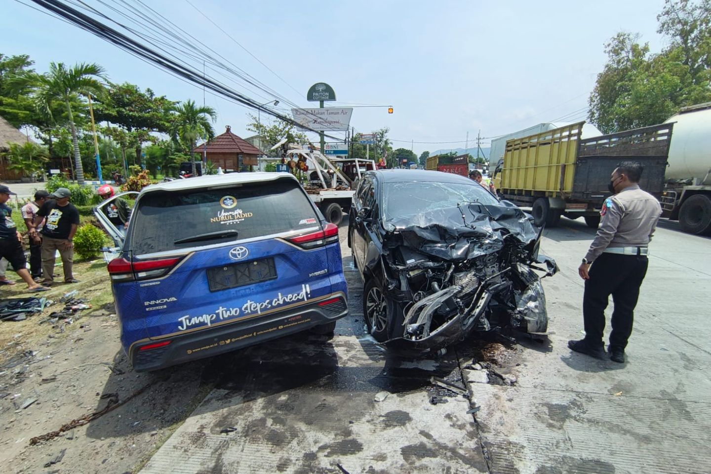 Innova Zenix dan Reborn Adu Moncong di Jalur Pantura Probolinggo
