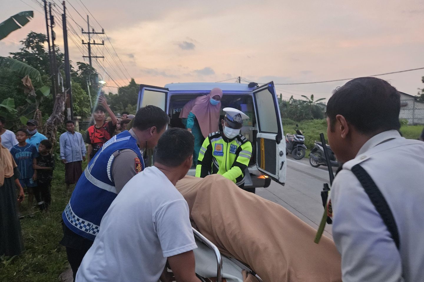 Tak Bisa Kontrol Kendaraanya Saat di Tikungan, Pengendara di Lamongan Meregang Nyawa