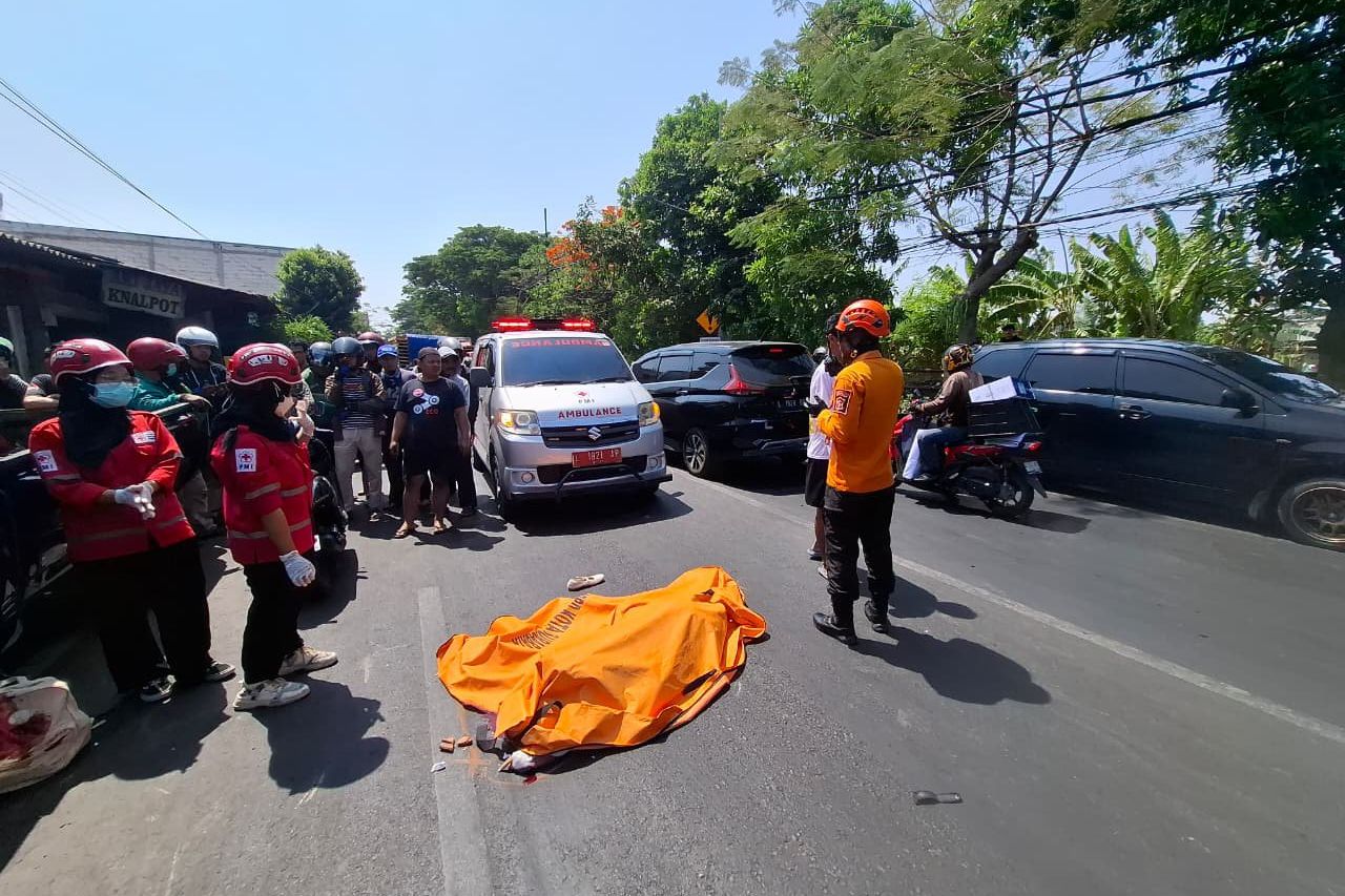Kecelakaan Scoopy dan Truk Colt Diesel di Jagir Surabaya, Perempuan 21 Tahun Meregang Nyawa