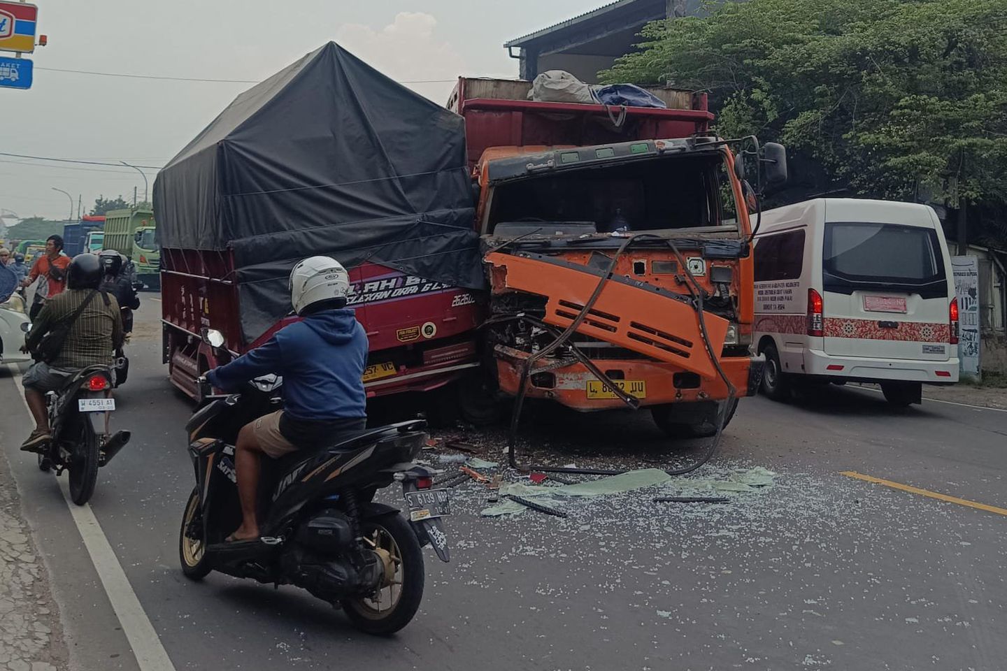 Kecelakaan Beruntun 4 Kendaraan di Bangsal Mojokerto, 5 Orang Luka-Luka