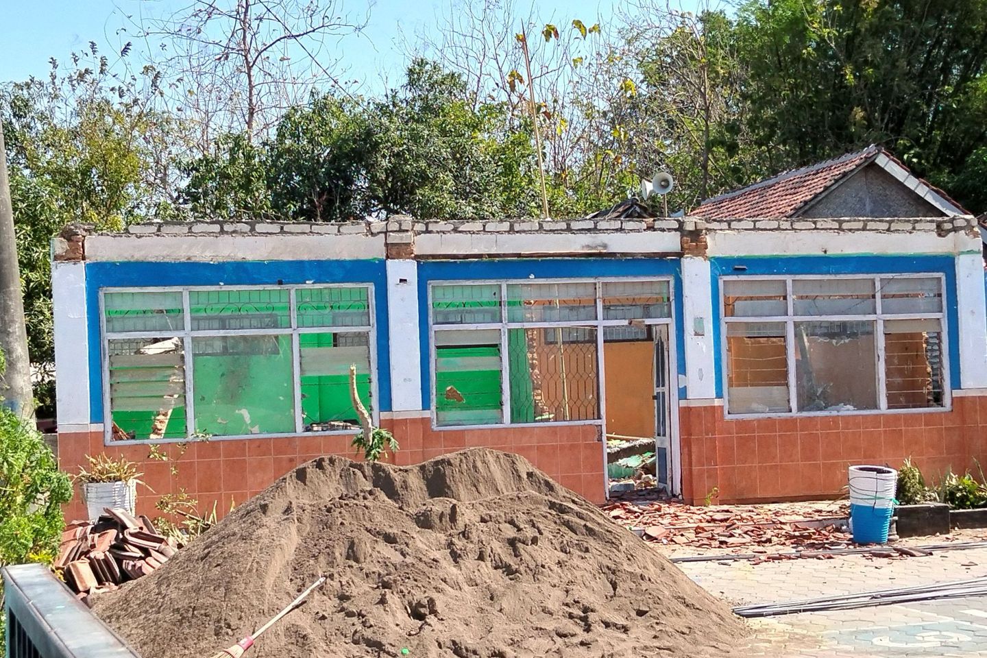 Insiden Kerja di Proyek SDN Komis I Sampang, Pelaksana Diduga Lalai Terapkan Standar K3
