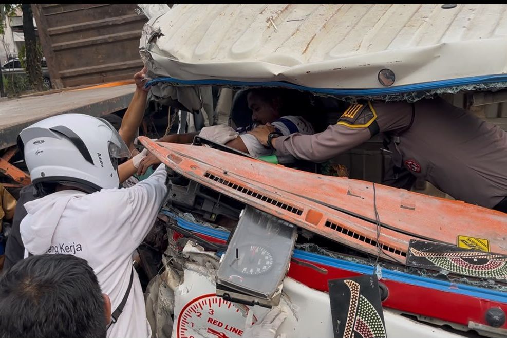 Tabrakan Beruntun di Mojosari: Sopir Truk Terjepit Kabin, Antrean Kendaraan Mengular 2 Kilometer