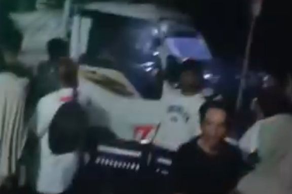 Paniknya Warga Kala Mobil Pengangkut Sound Horeg Senggol Pos Kamling Saat Karnaval di Jember