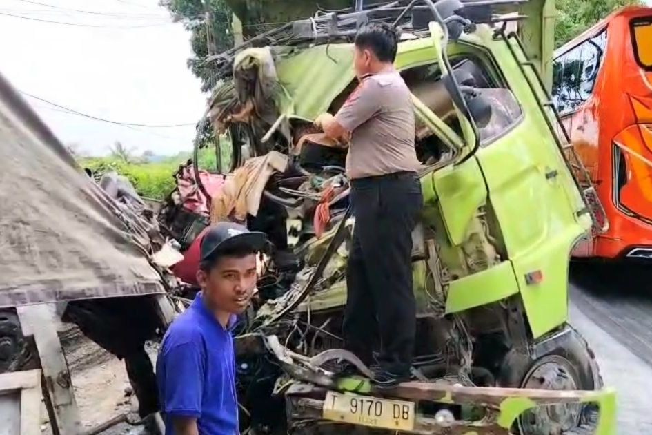 Truk Galian C Alami Ban Pecah di Pantura Gresik, Sopir Tewas Terjepit