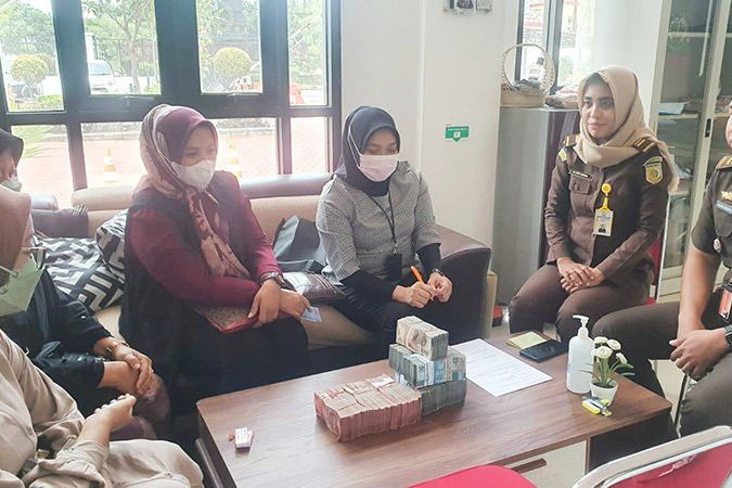 Suami Jadi Terdakwa Korupsi Penyalagunaan Anggaran Desa, Istri Kembalikan Uang Negara Rp 270 Juta