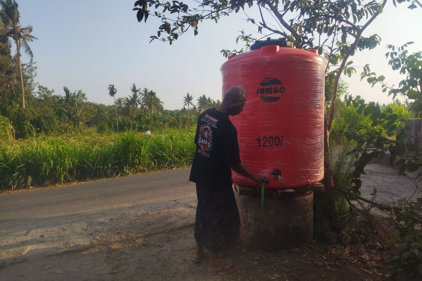 Lima Bulan Kekeringan di Jember, Warga Terpaksa Mandi di Sungai dan Berburu Air ke Desa Sebelah