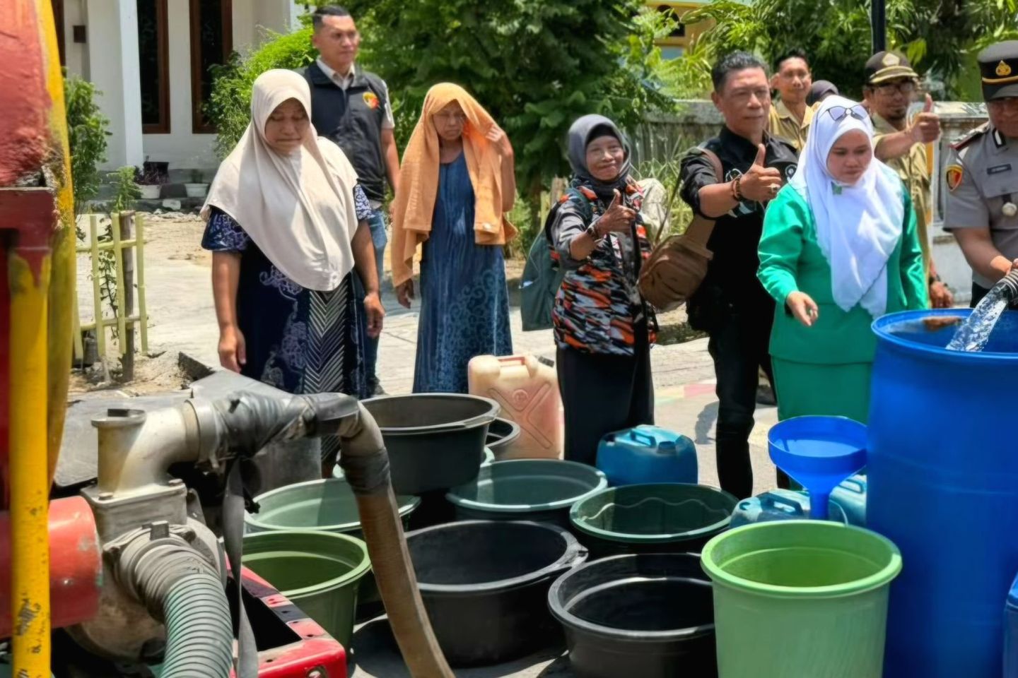 Disambut Antusias, Polisi Salurkan Air Bersih untuk Warga Desa Tumapel Gresik
