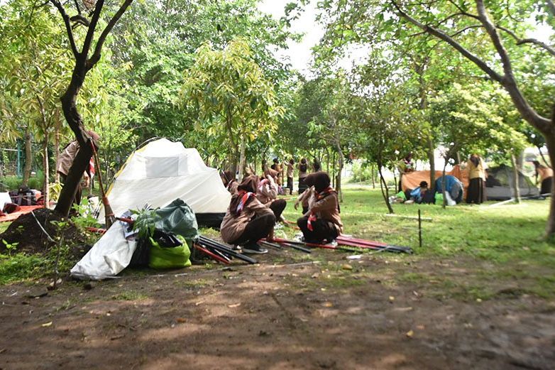Kemah di Hutan Kota Balas Klumprik, Dinkes Surabaya Beri Wawasan Kesehatan Pramuka
