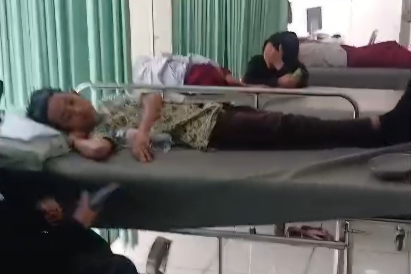 Diduga Usai Santap MBG, Ratusan Siswa di Surabaya Keracunan