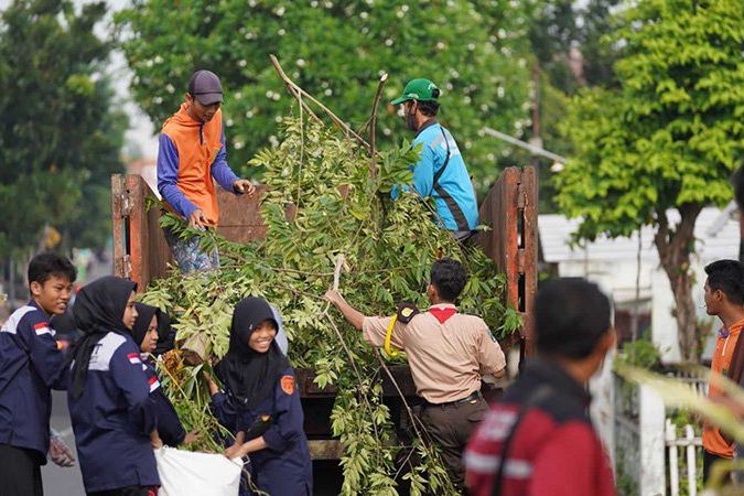 Hari Air, DLH Besama Warga dan Pelajar di Mojokerto Gelar Kerja Bakti Bersihkan Bantaran Sungai Brangkal