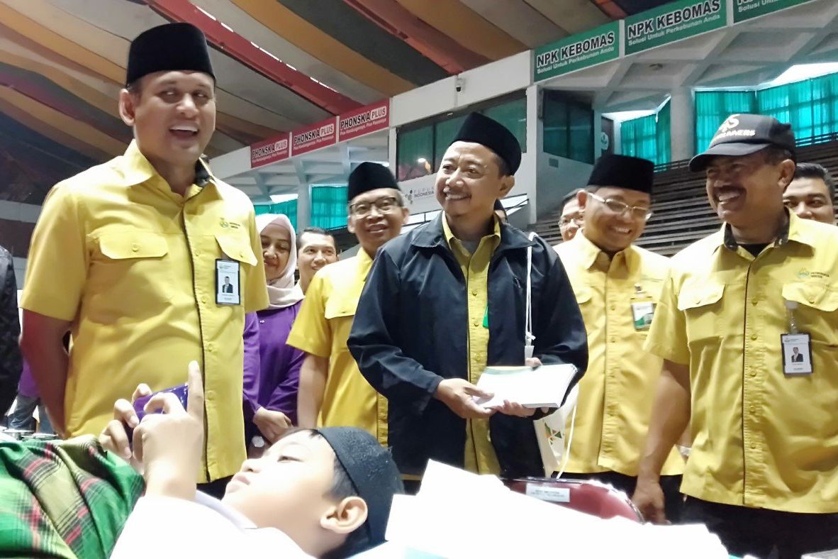 Khitanan Massal di Gresik, Peserta Dikhitan sambil Nonton Film Kartun