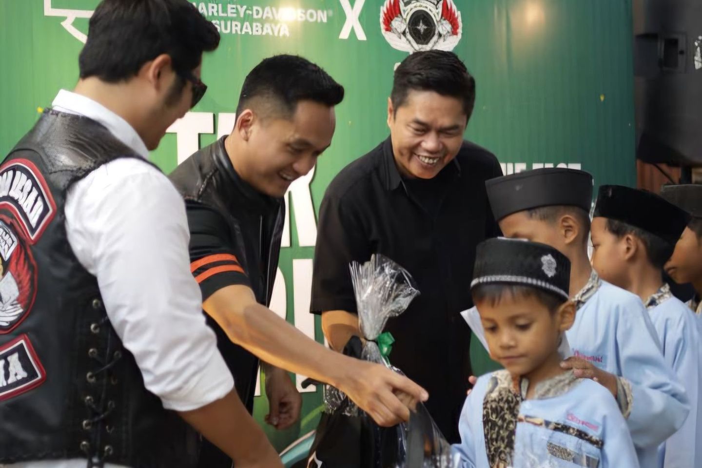 Berbagi dengan Anak Yatim, Klub Motor Gede MBI Surabaya Bagikan 1.000 Takjil
