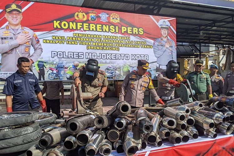 Polres Mojokerto Kota Musnahkan 150 Knalpot Brong Hasil Razia Balap Liar