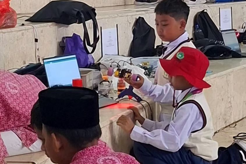 Pertama Kali Ikut Lomba Robotika, Begini Pengalaman Siswa Almadany Gresik