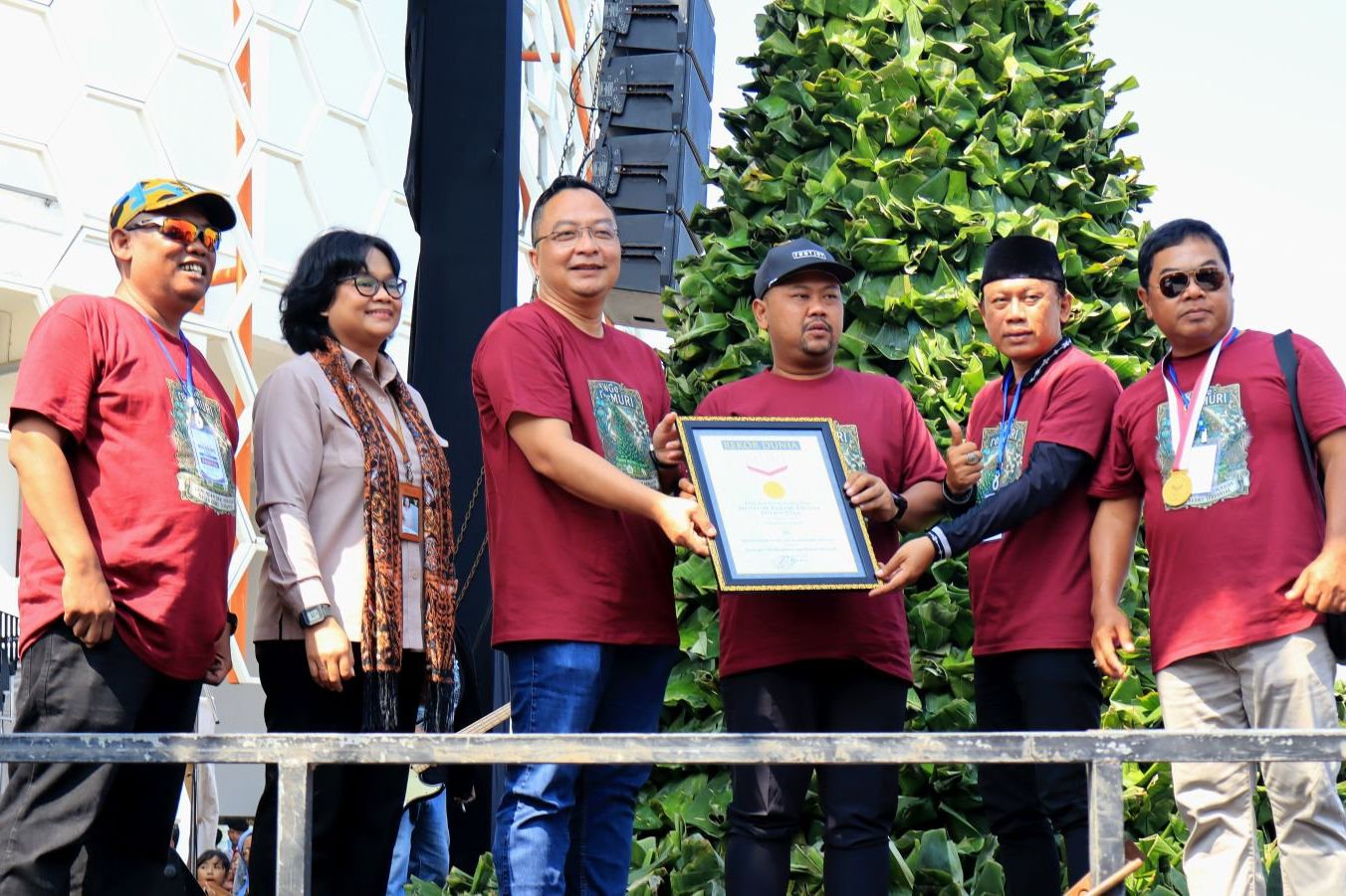 Komunitas Wartawan Grissee Catatkan Rekor MURI Gunungan Dari Rangkaian Sego Krawu Terbanyak