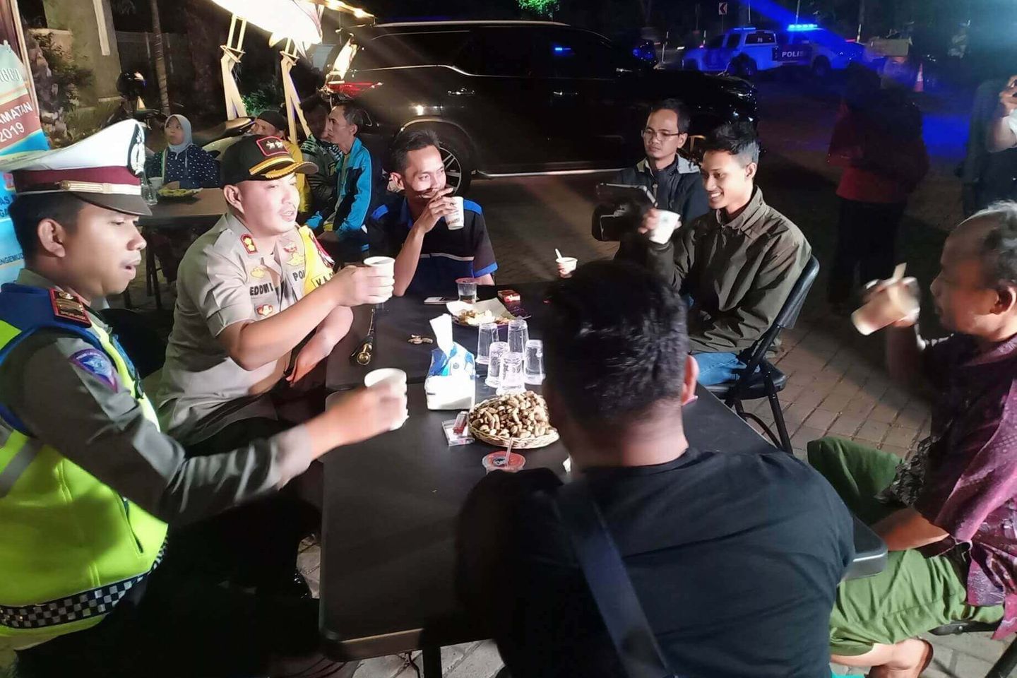 Polres Probolinggo Bagikan Kopi Gratis untuk Pengemudi di Pantura