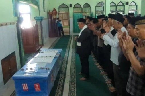 Tangis Keluarga Sambut Kepulangan Taruno Korban KM Virgo