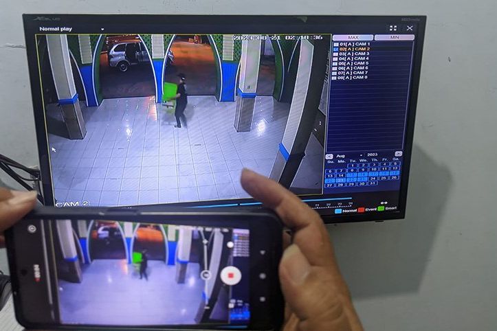 Bawa Mobil, Kawanan Pencuri Gondol Dua Kotak Amal Masjid Terekam CCTV