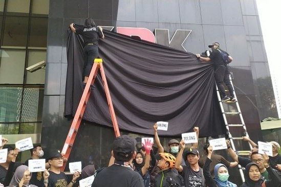 Pegawai dan Pimpinan KPK Tutup Kantor dengan Kain Hitam