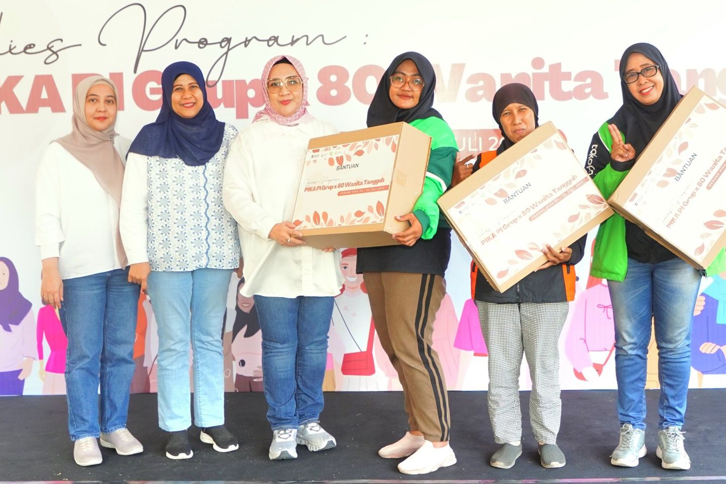 Para Istri Karyawan Petrokimia Gresik Bagikan Sembako untuk Lady Ojol