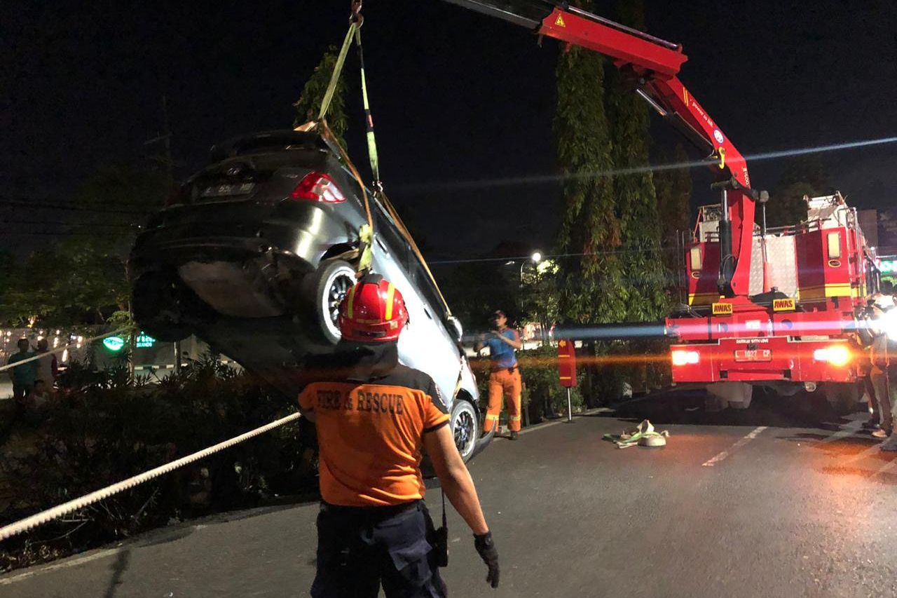 Diduga Sopir Mengantuk, Mobil Polisi Tabrak Pembatas Kereta Api