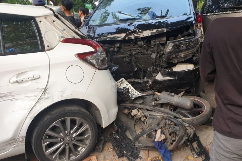 Alphard Hantam 13 Kendaraan di Surabaya, Lima Orang Luka