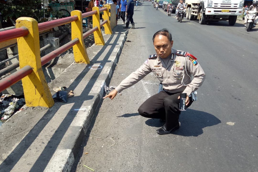 Pengendara Motor Lamongan Tewas Usai Senggolan dengan Truk di Gresik