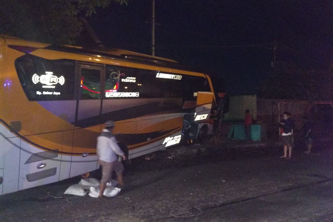 Bus Subur Jaya Hantam Warung di Jalur Pantura