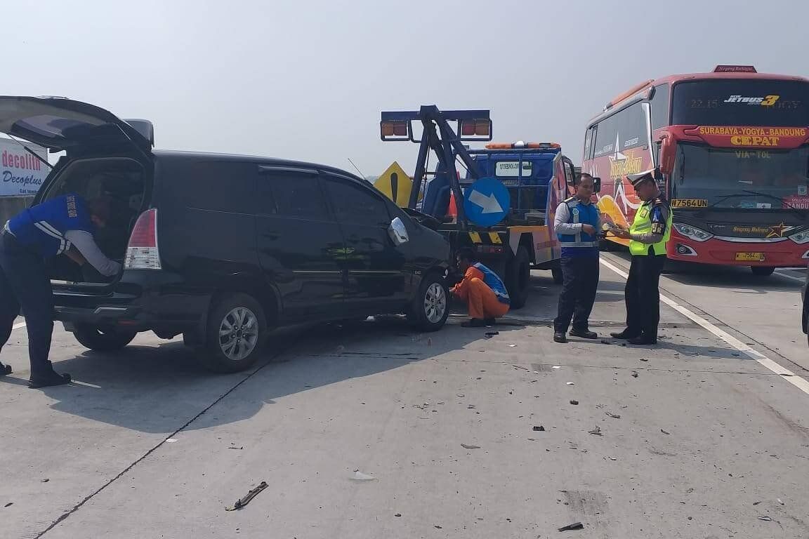 Innova Seruduk Truk BBM di Tol Sumo