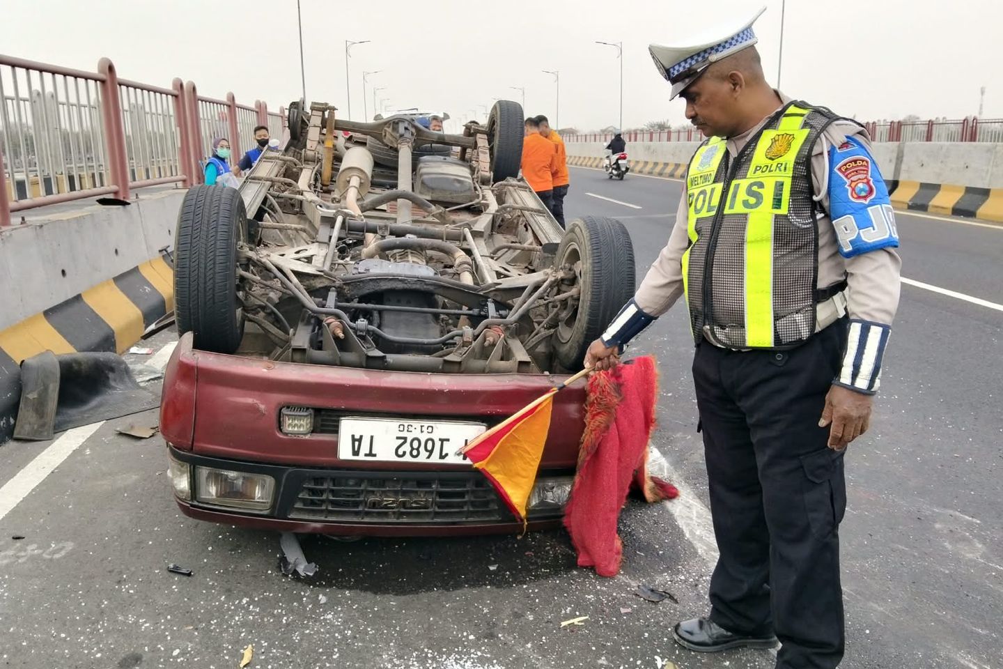Pecah Ban, Isuzu Panther Terbalik di Jembatan Suramadu