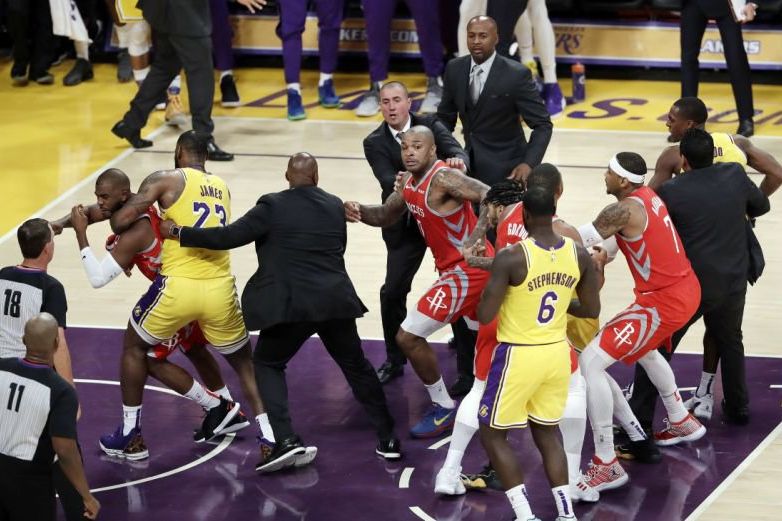 Tawuran Warnai Debut Lakers di Kandang