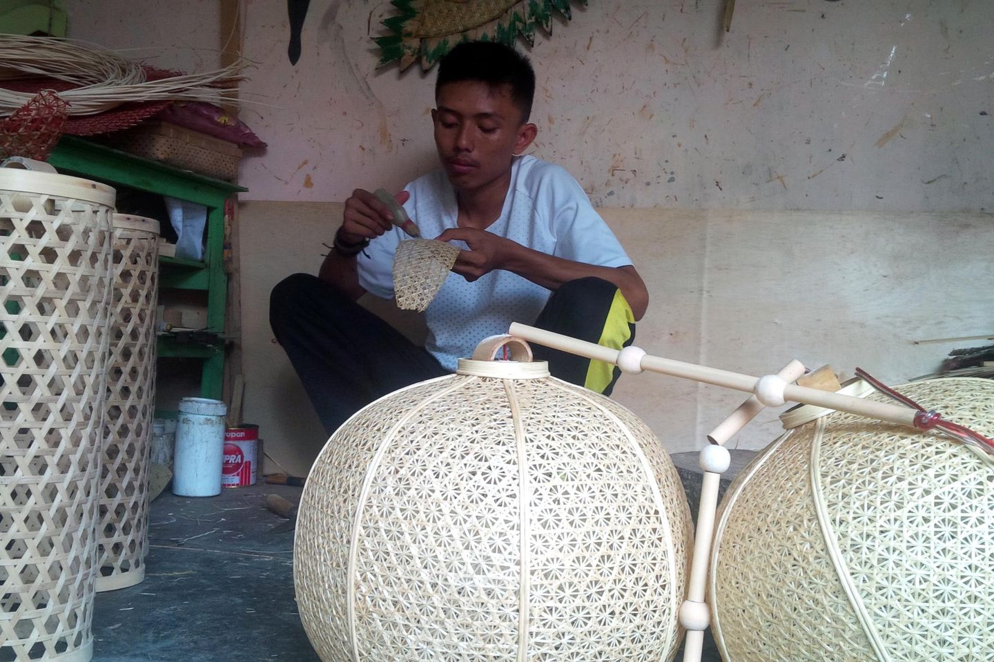 Jelang Imlek, Pesanan Lampion Bambu dari Banyuwangi Meningkat
