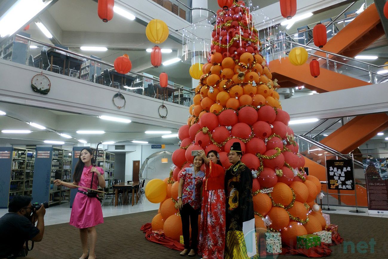 Sambut Natal, UK Petra Desain Pohon Natal dari 358 Lampion
