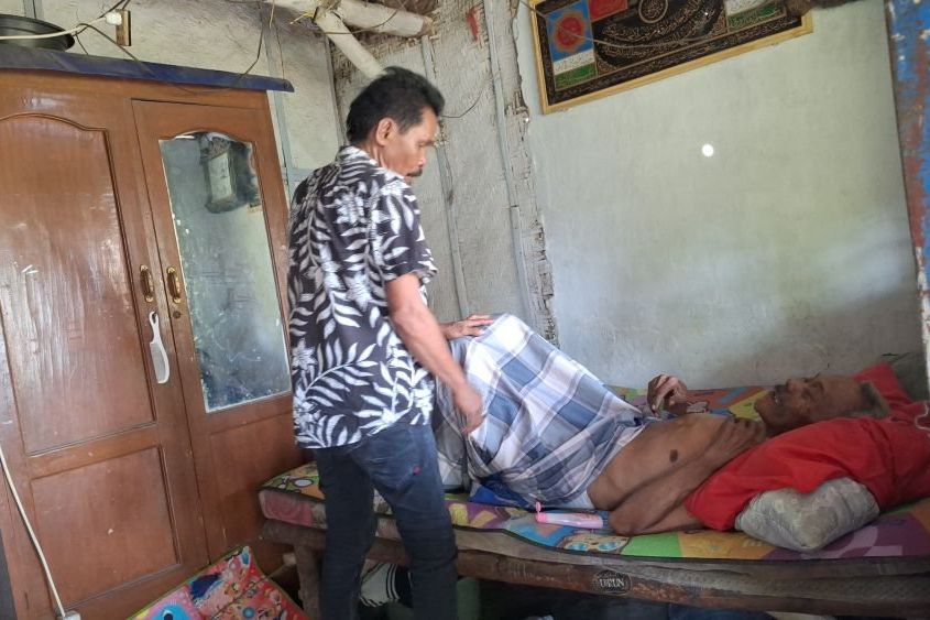Di Balik Video Viral Evakuasi Lansia, Warga Keluhkan Jalan Rusak dan Mobil Siaga