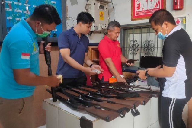 Memastikan Kondisi Senjata, Petugas Lapas Lamongan Bongkar Senpi