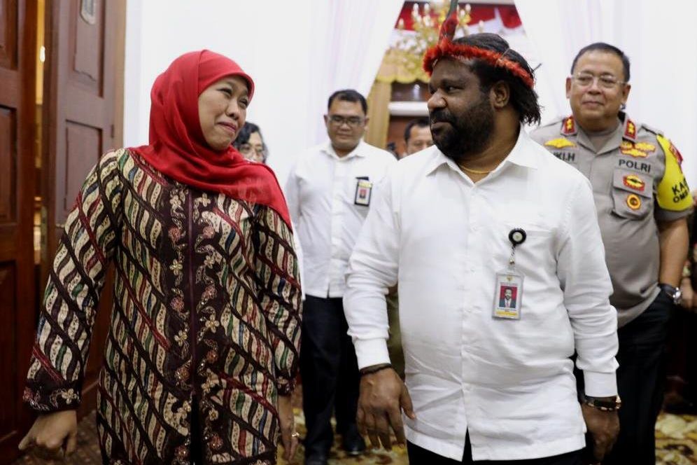Lenis Kogoya Panggil Khofifah Mama Papua