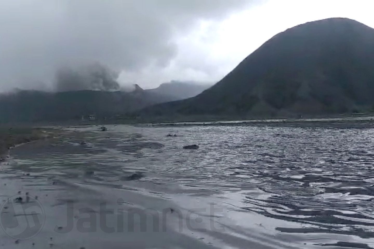 Muncul Limpasan Air di Kaldera Gunung Bromo